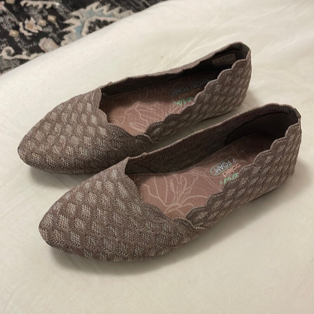 Size 8 skechers cleo honeycomb flat!